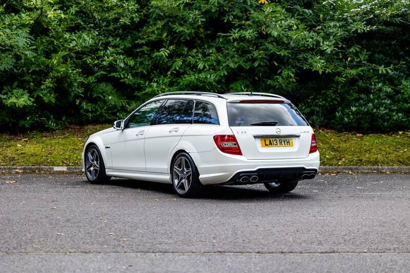 Image 4/50 of Mercedes-Benz C 63 AMG T (2013)