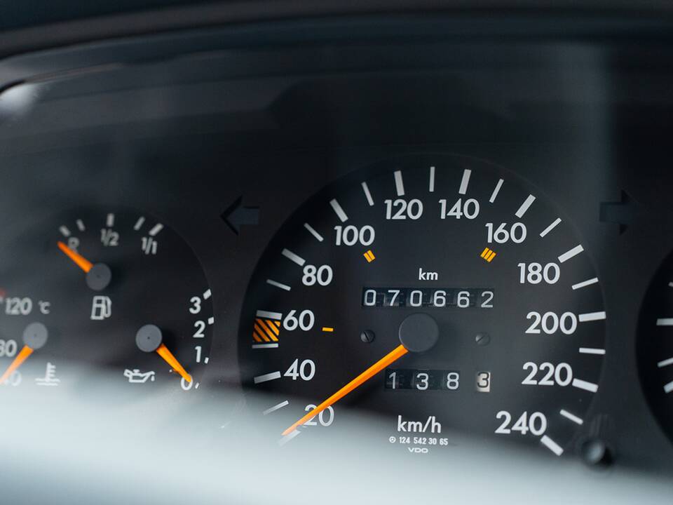 Image 38/45 of Mercedes-Benz E 220 (1995)