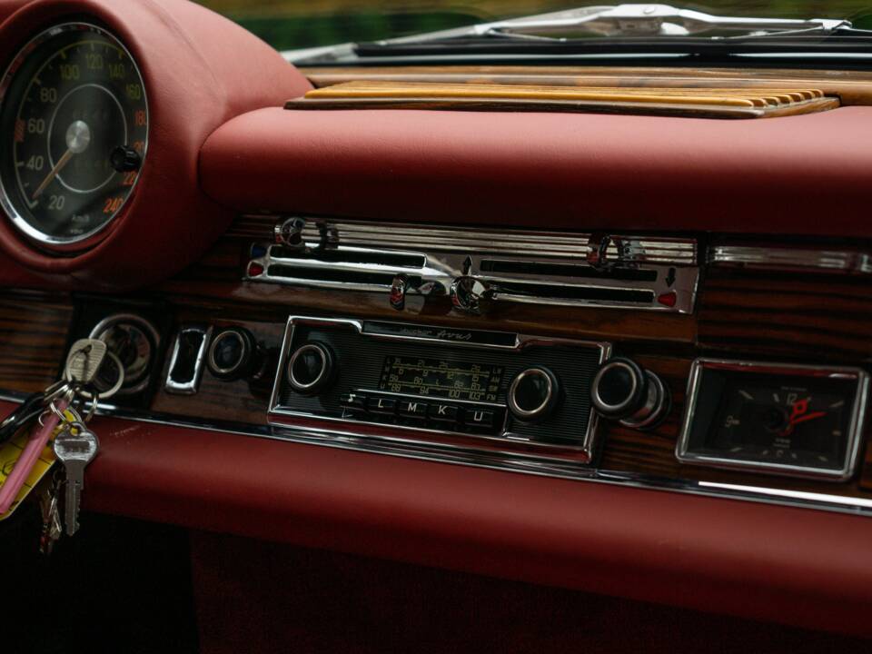 Image 56/95 of Mercedes-Benz 280 SE 3,5 (1970)