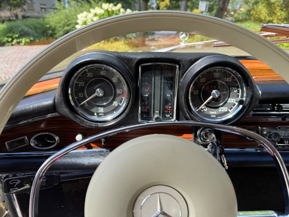 Image 25/39 de Mercedes-Benz 280 SE (1968)