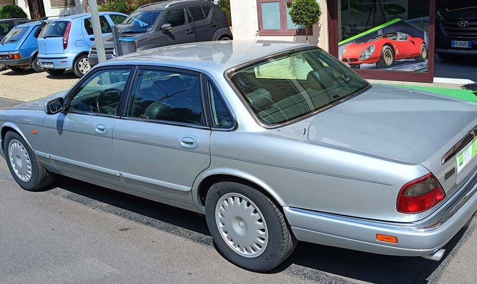 Image 33/33 of Jaguar XJ6 3.2 Executive (1995)