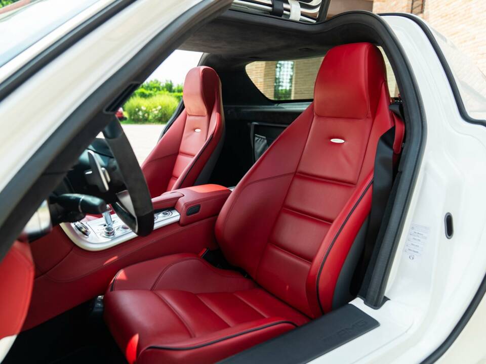 Image 19/50 of Mercedes-Benz SLS AMG (2010)