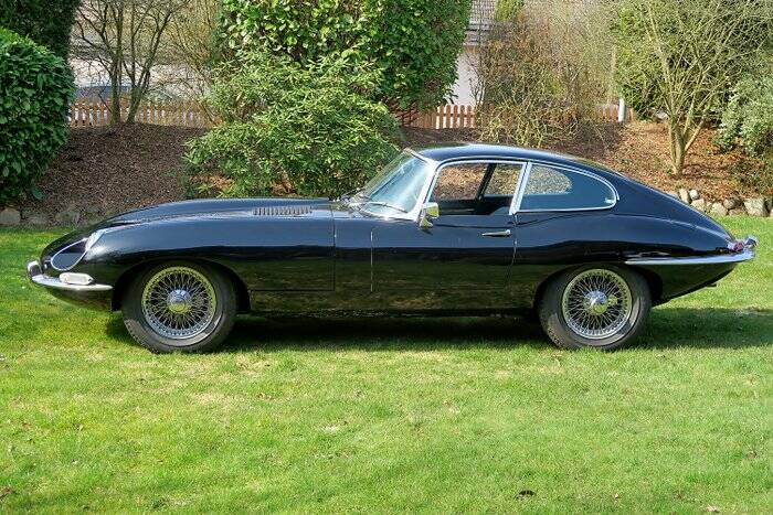 Image 3/7 de Jaguar E-Type (1968)