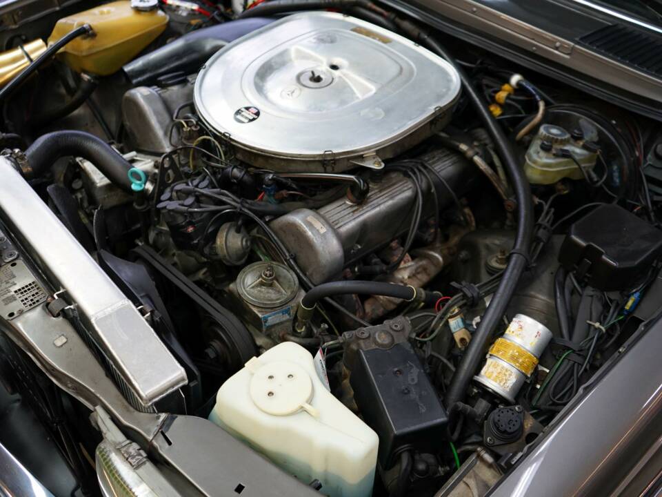 Image 30/36 de Mercedes-Benz 280 E (1982)