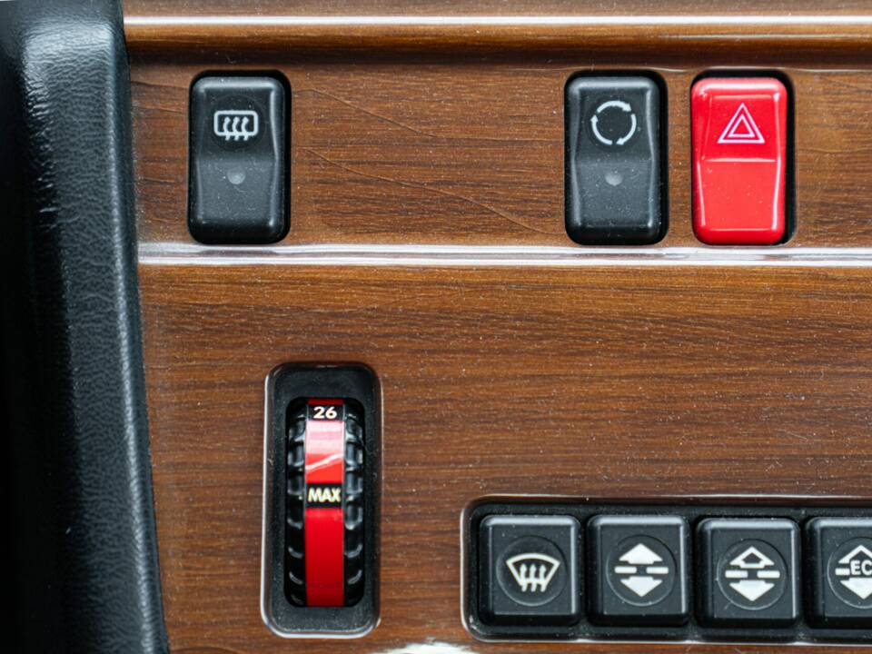 Immagine 36/48 di Mercedes-Benz 200 CE (1990)