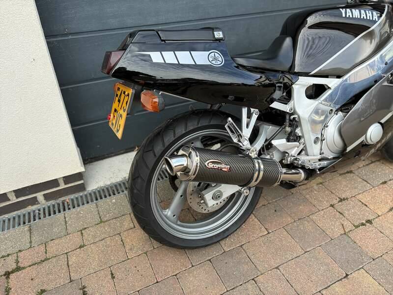 Image 15/18 of Yamaha FZR 400 (1998)