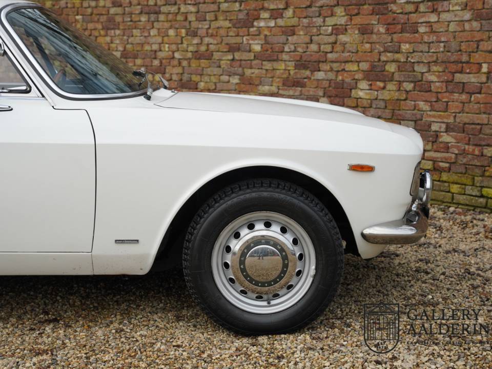 Image 43/50 of Alfa Romeo Giulia GT 1300 Junior (1970)