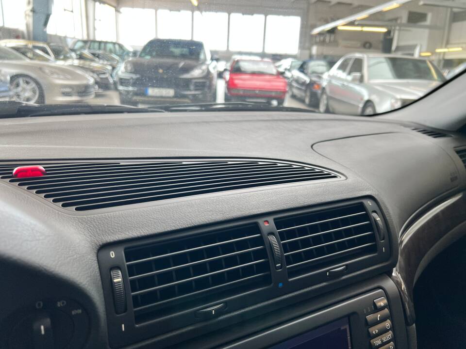 Immagine 18/48 di BMW 740i (2001)