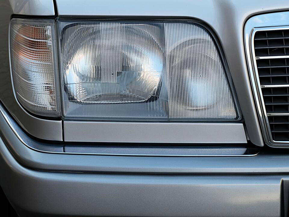 Image 34/74 of Mercedes-Benz E 320 (1997)