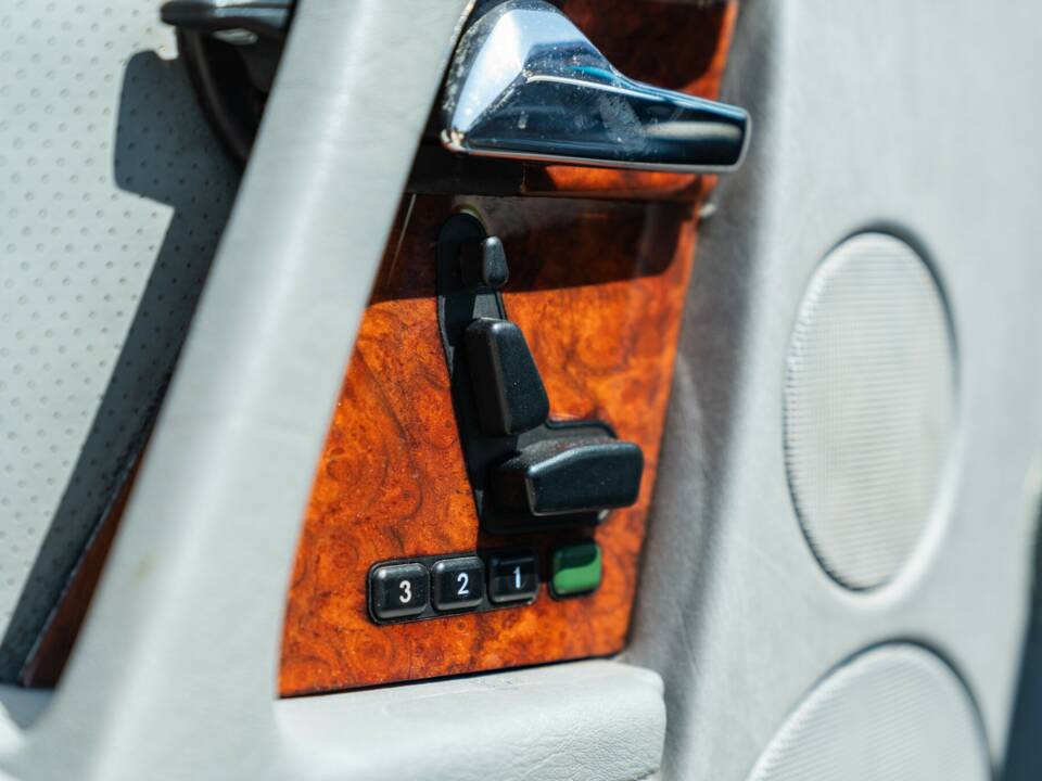 Image 29/45 of Mercedes-Benz 500 SL (1990)