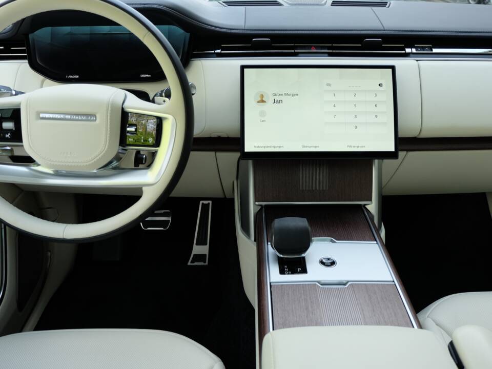 Image 38/61 of Land Rover Range Rover D350 (2025)