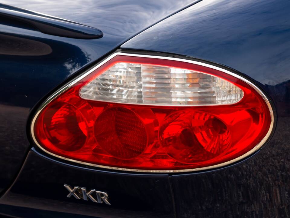 Immagine 37/41 di Jaguar XKR (2001)