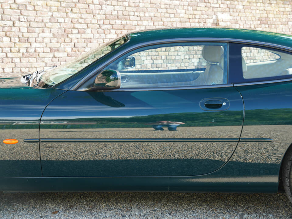 Image 26/50 of Jaguar XKR (2001)