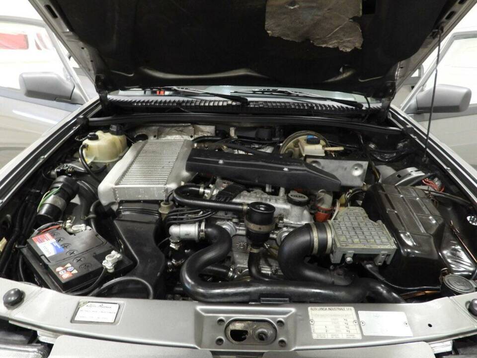 Afbeelding 7/10 van Alfa Romeo 75 1.8 Turbo (1988)