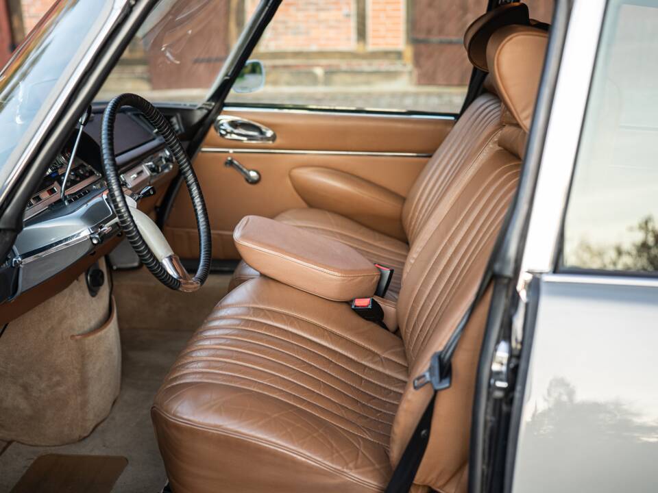 Image 24/44 of Citroën DS 21 (1968)