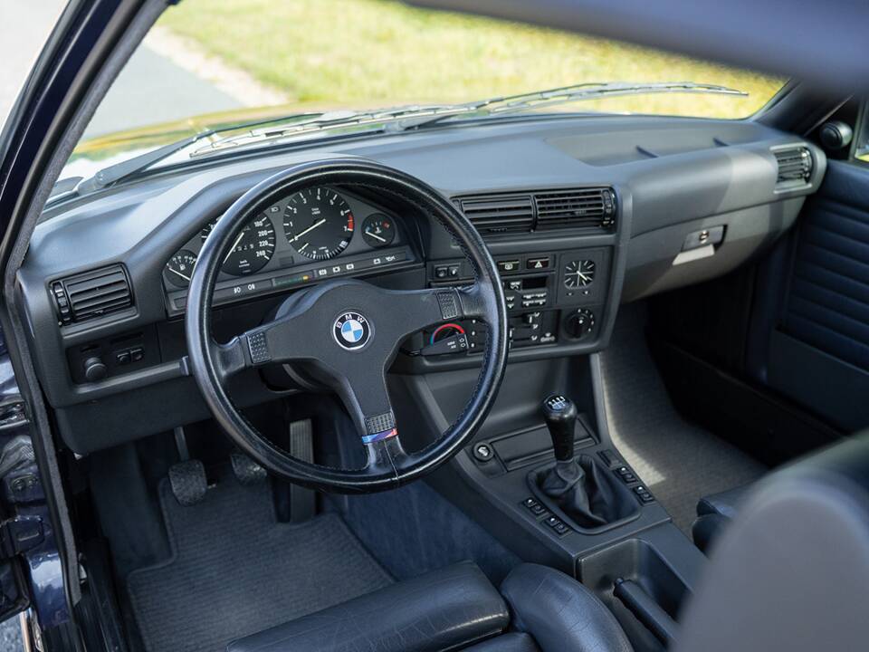 Immagine 22/35 di BMW 320i (1988)