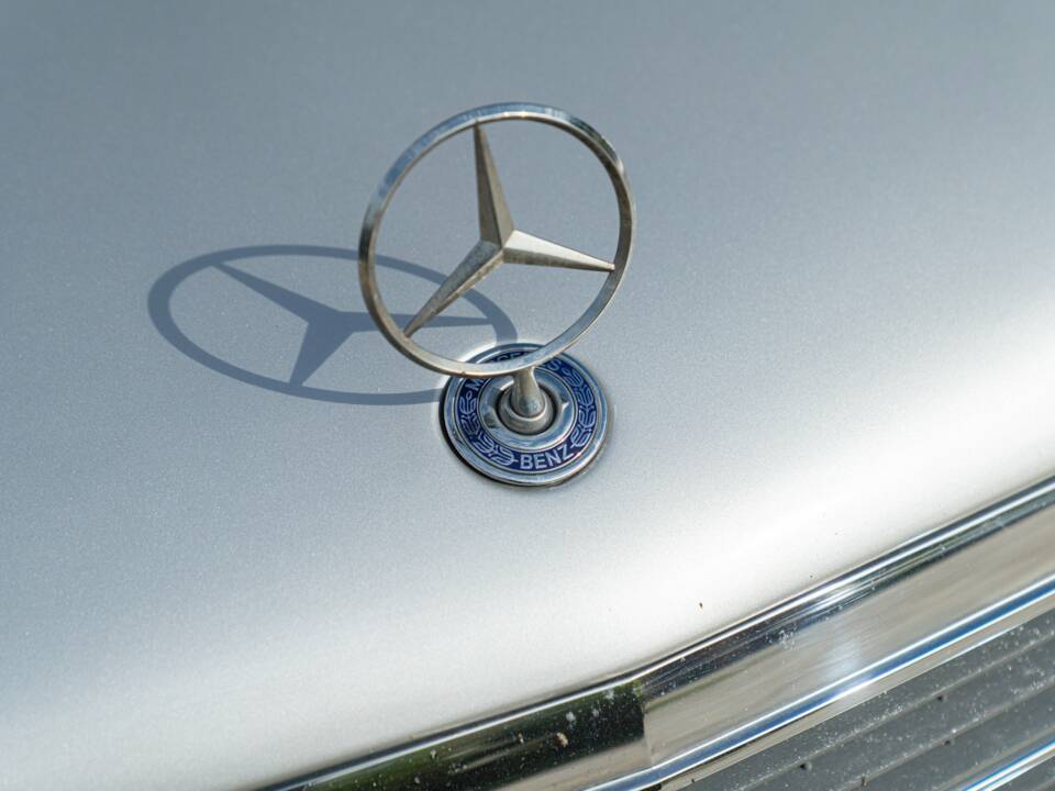Image 20/50 of Mercedes-Benz E 430 (2000)