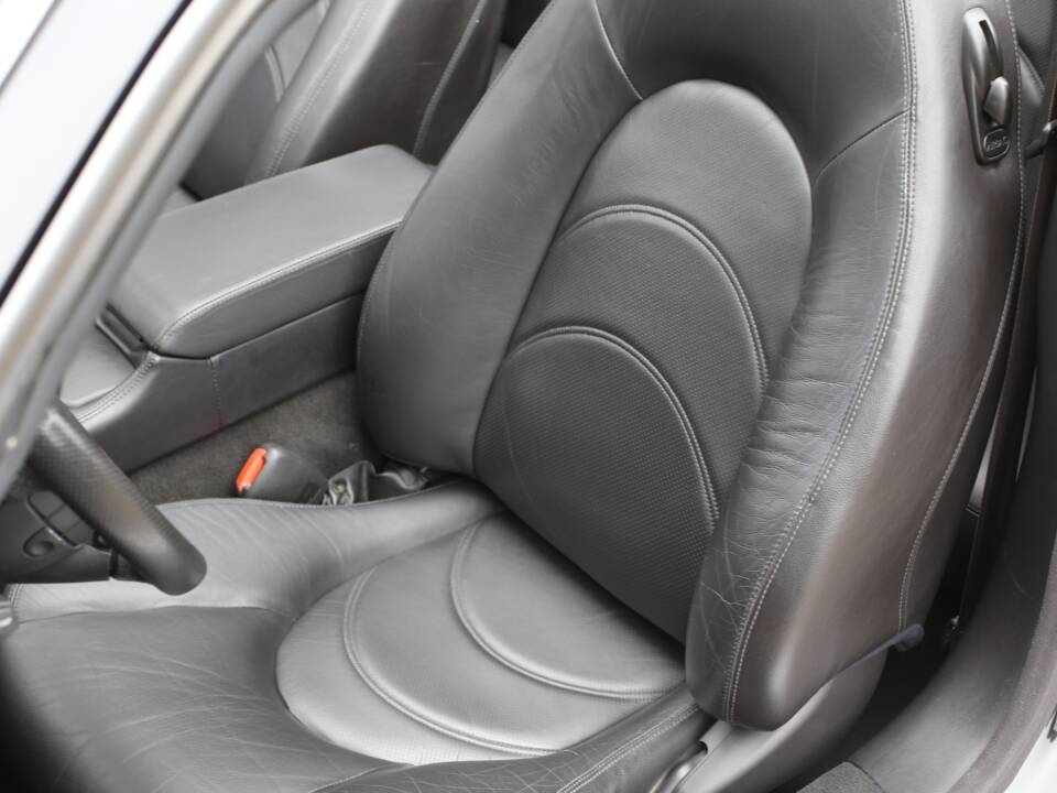 Immagine 18/45 di Jaguar XKR (2001)