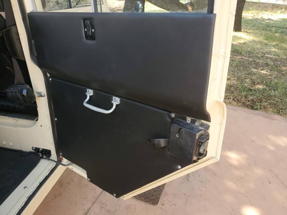 Image 15/22 of Land Rover 109 (1977)