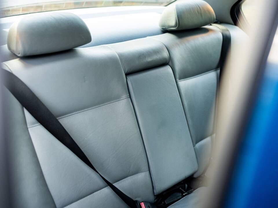 Image 30/38 of BMW 325i (2002)