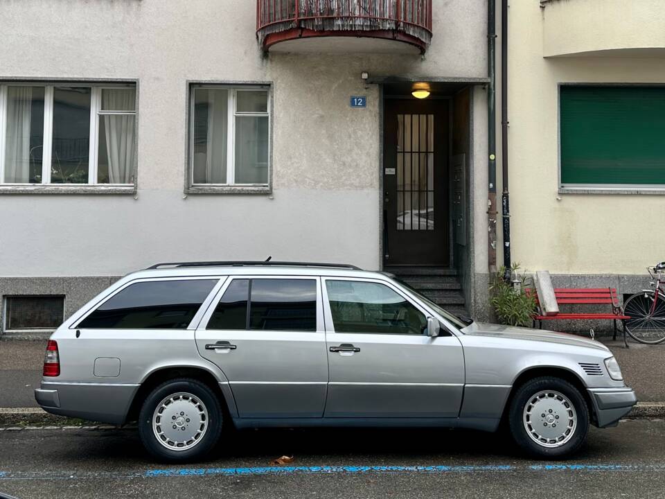 Image 4/11 of Mercedes-Benz E 300 Turbodiesel T (1996)