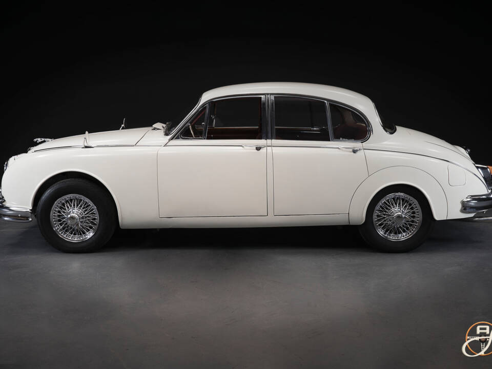 Image 2/21 of Jaguar Mk II 3.8 (1961)