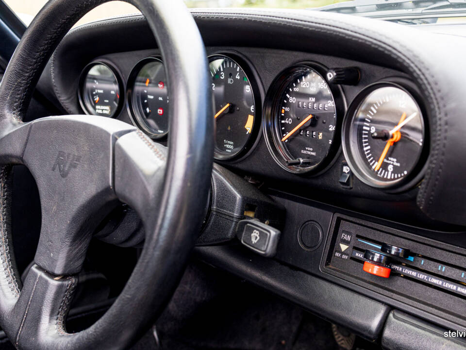 Image 30/45 of Porsche 911 Carrera 3.2 (1984)