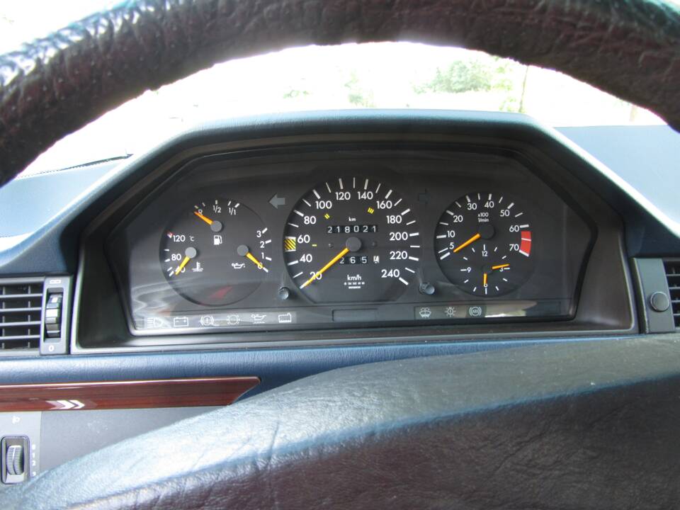 Immagine 10/19 di Mercedes-Benz 260 E (1990)