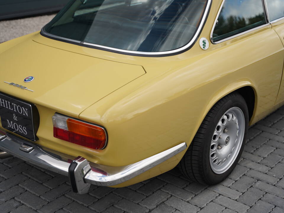 Bild 39/50 von Alfa Romeo 2000 GT Veloce (1975)