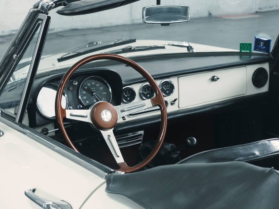 Image 32/50 of Alfa Romeo 1600 Spider Duetto (1966)