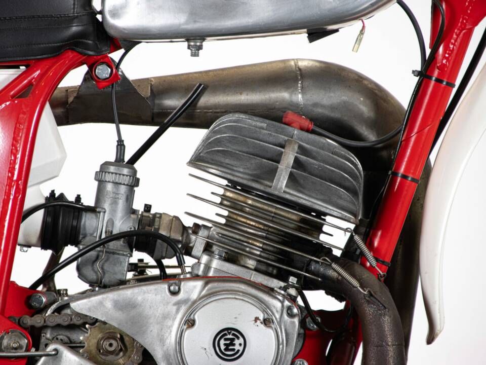 Image 31/50 of CZ 250 (1977)