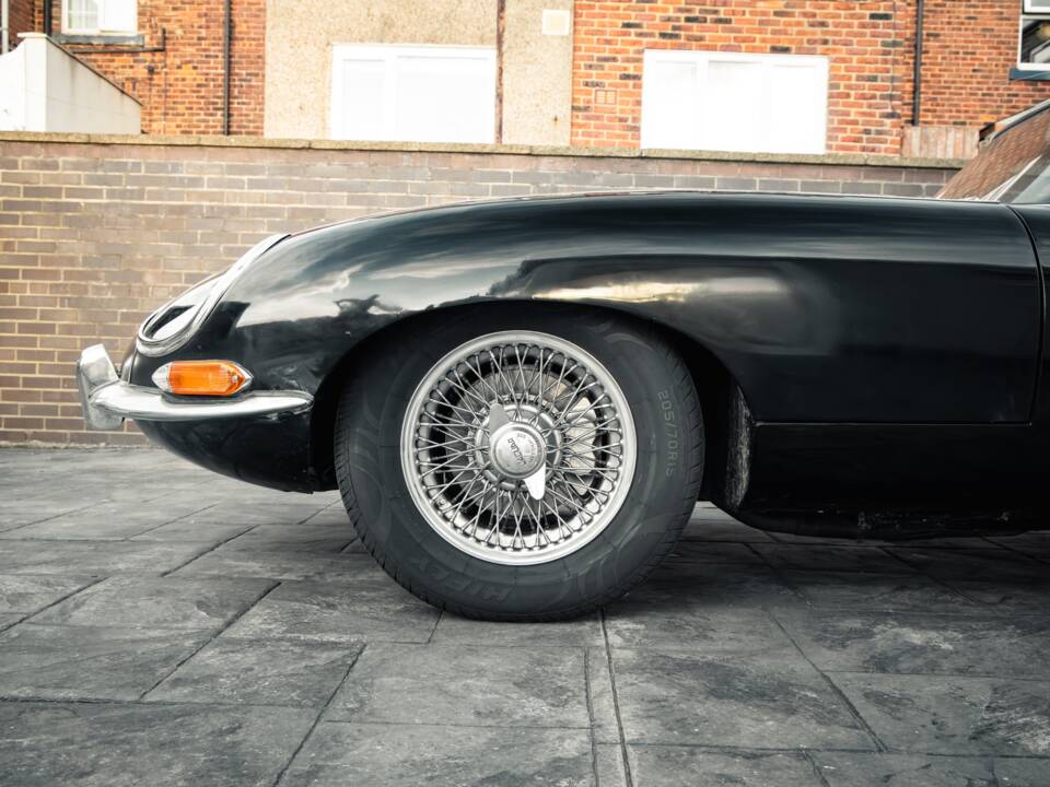 Imagen 12/42 de Jaguar E-Type (2+2) (1967)