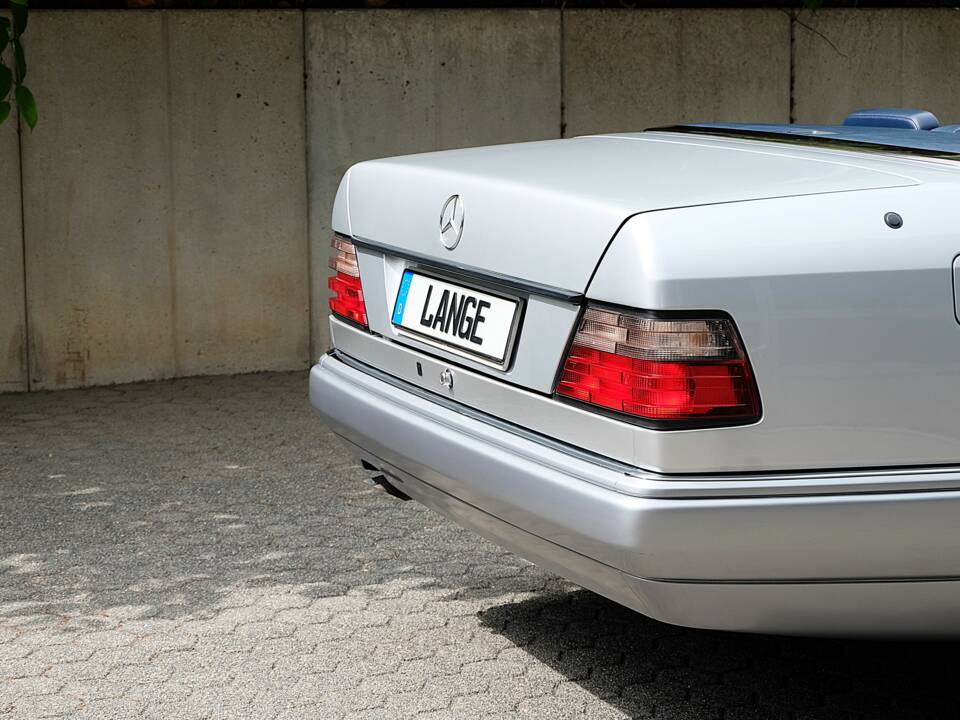 Image 14/69 of Mercedes-Benz E 320 (1994)