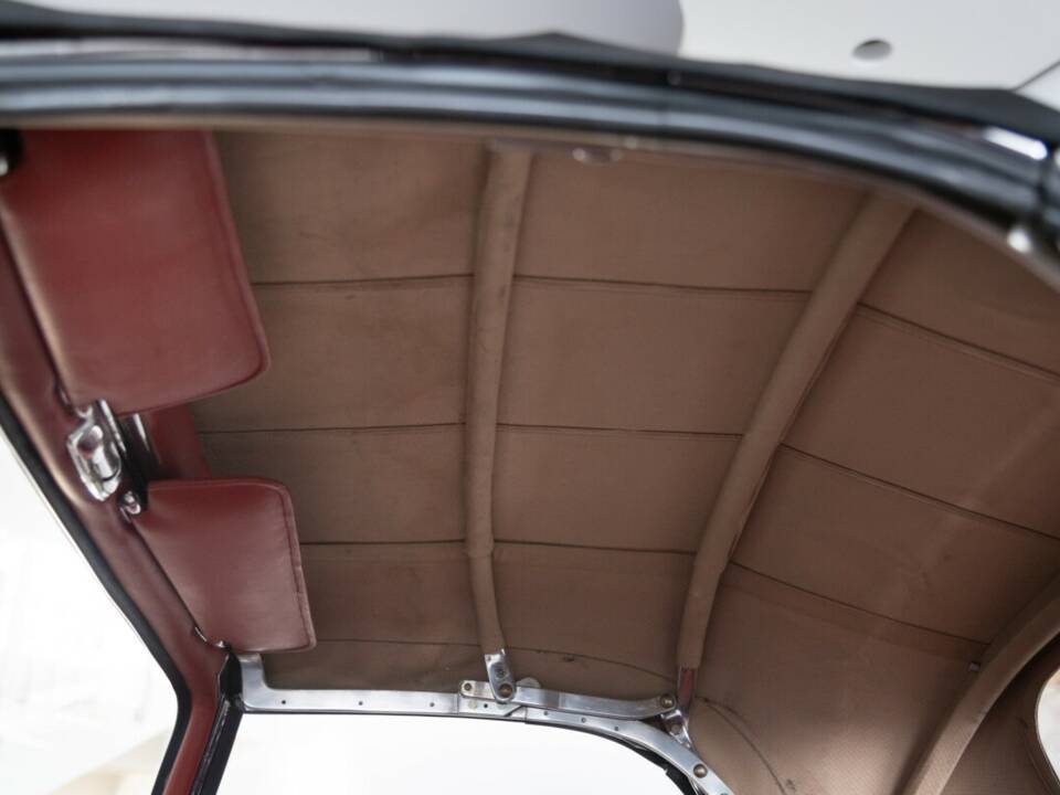 Image 32/50 of Mercedes-Benz 300 SL Roadster (1961)