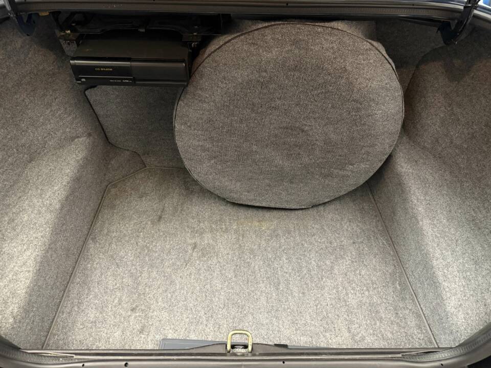 Image 17/18 of Jaguar XJ 6 4.0 (1990)