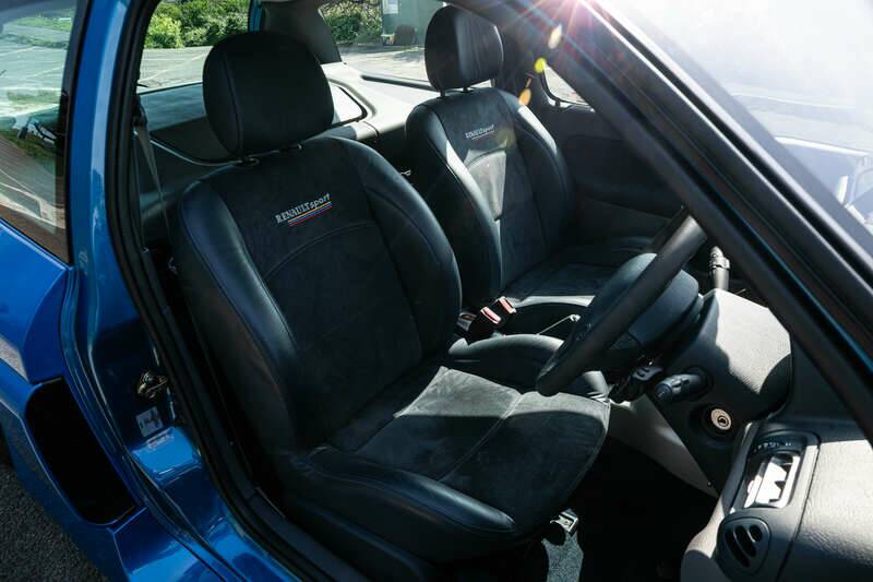 Image 31/34 of Renault Clio II V6 (2002)