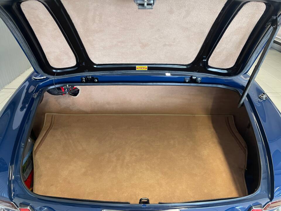 Image 16/20 of Ferrari 330 GT 2+2 (1967)