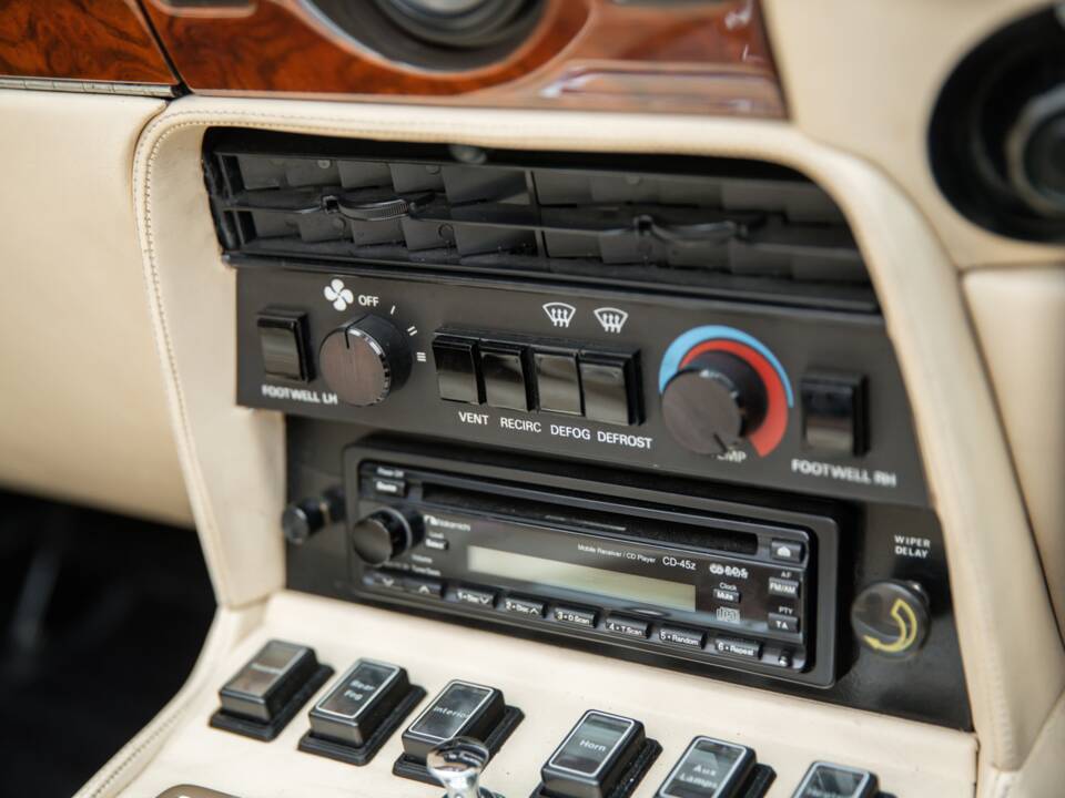 Bild 35/59 von Aston Martin V8 EFi Volante (1988)