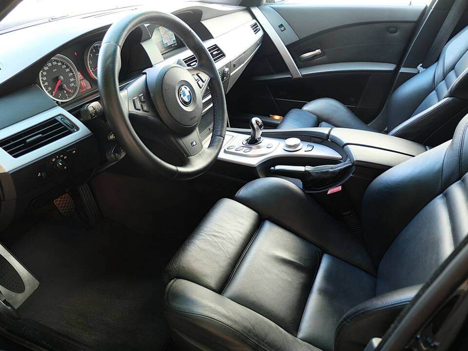 Image 28/51 of BMW M5 (2007)