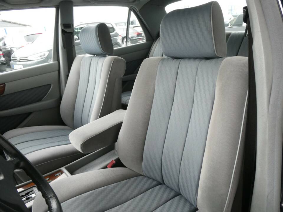Bild 10/21 von Mercedes-Benz 300 SE (1990)