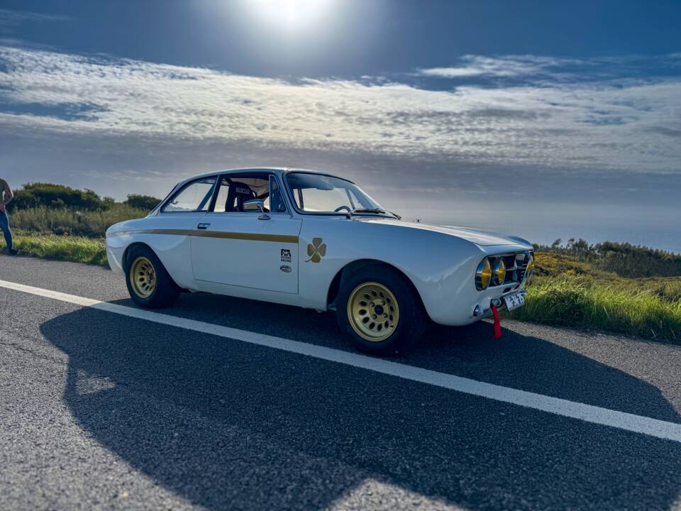 Image 32/99 of Alfa Romeo Giulia 1750 GT Am (1971)