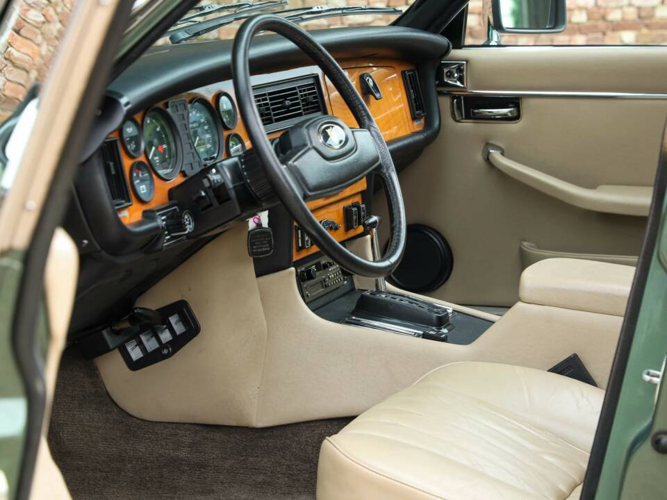 Image 3/50 of Jaguar XJ 6 4.2 (1985)
