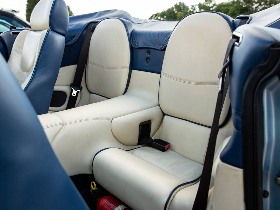 Immagine 32/46 di Aston Martin DB 7 Vantage Volante (2000)