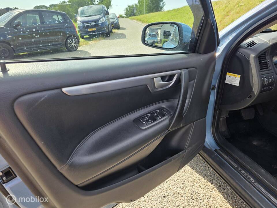 Image 17/40 of Volvo V 70 2.5T (2004)