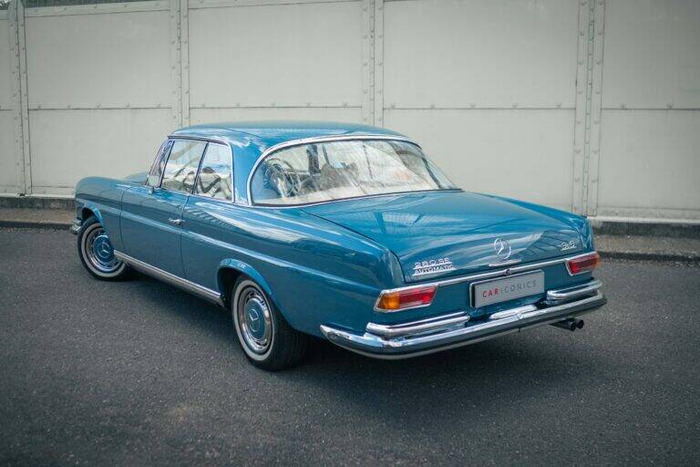 Image 15/54 de Mercedes-Benz 280 SE 3,5 (1968)