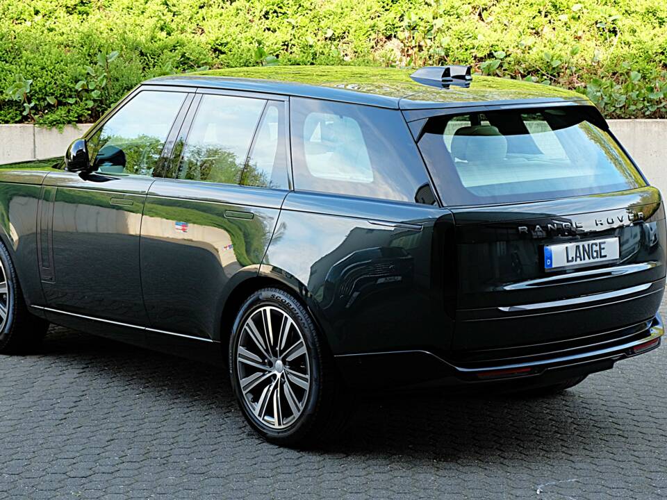 Image 17/61 of Land Rover Range Rover D350 (2025)
