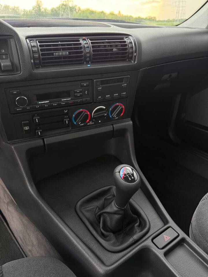 Bild 12/19 von BMW 518i (1993)
