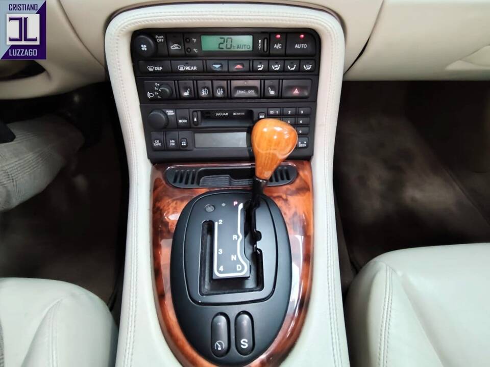 Bild 31/65 von Jaguar XKR (1998)