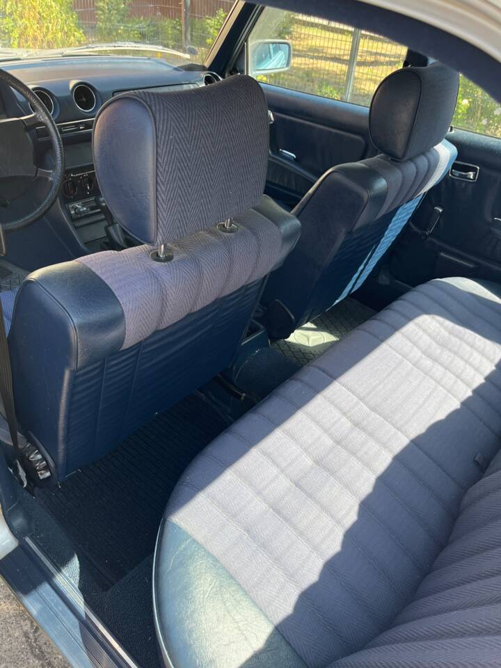 Immagine 5/9 di Mercedes-Benz 200 (1982)