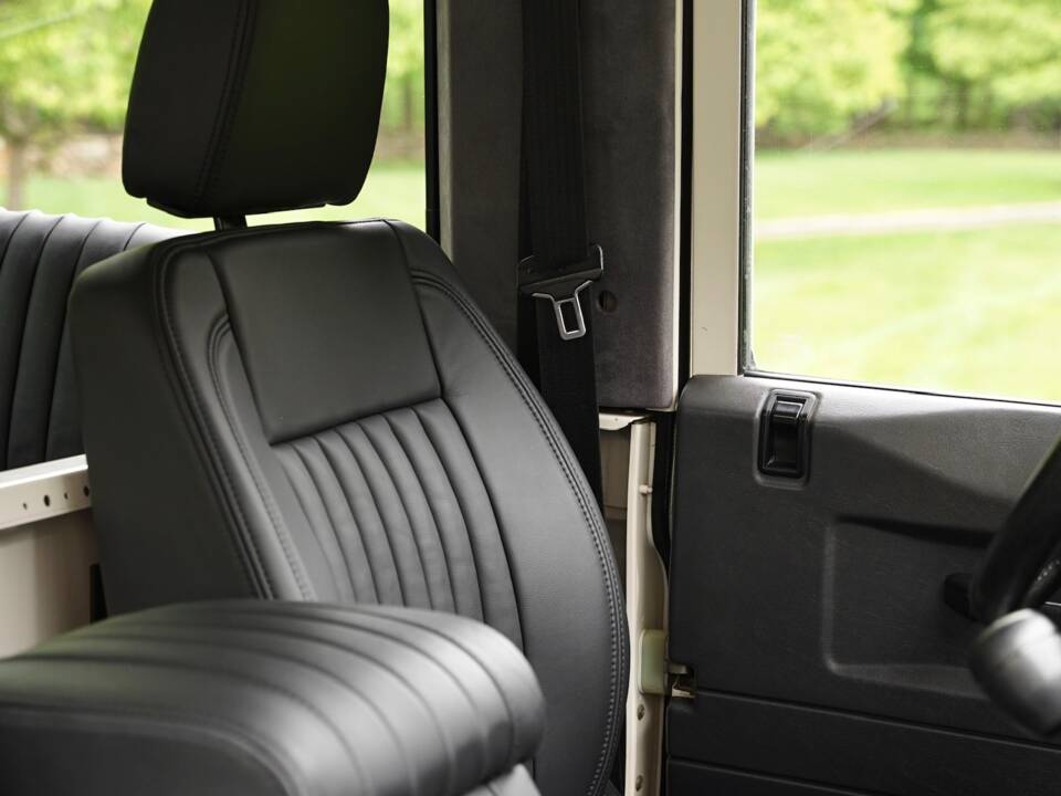 Image 38/96 of Land Rover Defender 90 (1995)